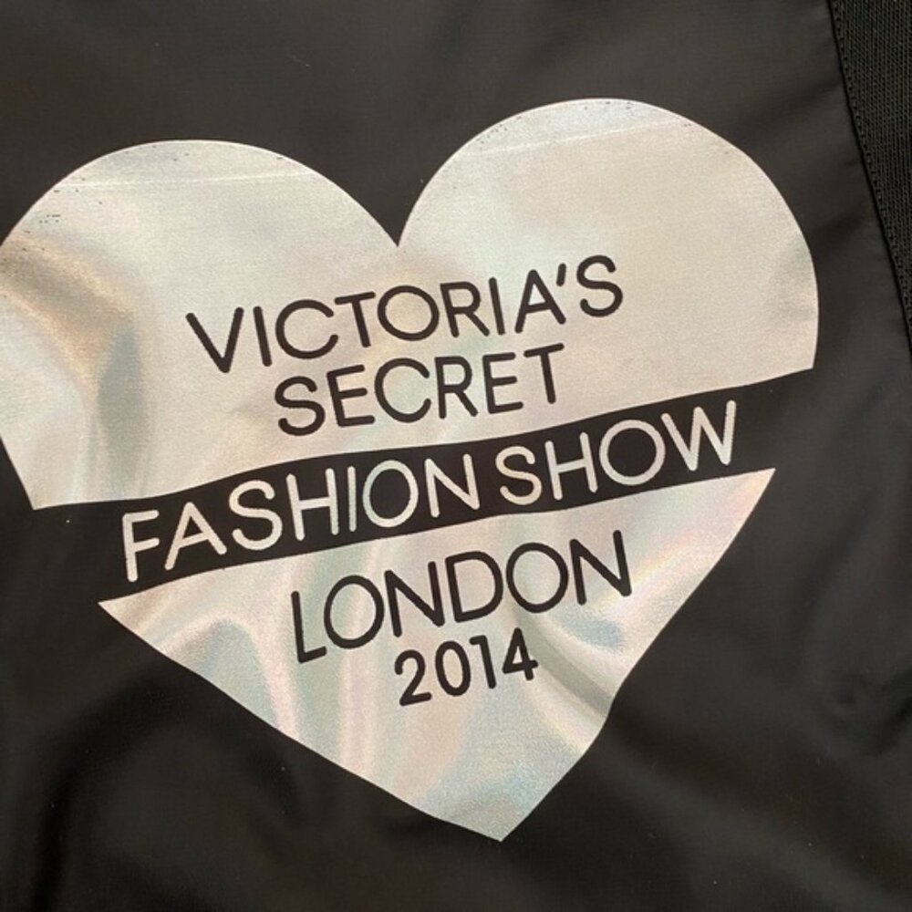 P473-NWT Victoria's Secret 2014 Fashion Show London Weekender Tote - Picture 2 of 6